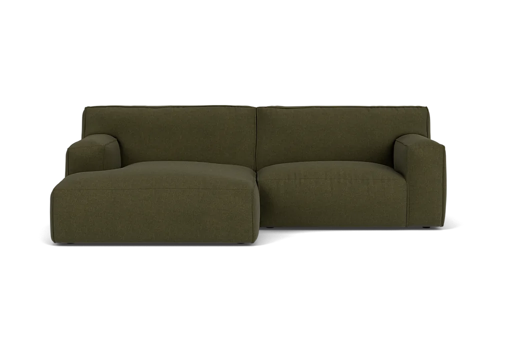 Weiches Sofa von FEST in einem hellen, modernen Wohnraum